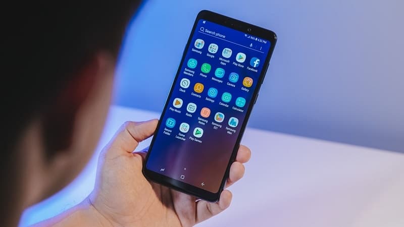 Galaxy A9 (2018) é atualizado com One UI 2.0 e Android 10 Galaxy A9 2018 com a tela ligada.
