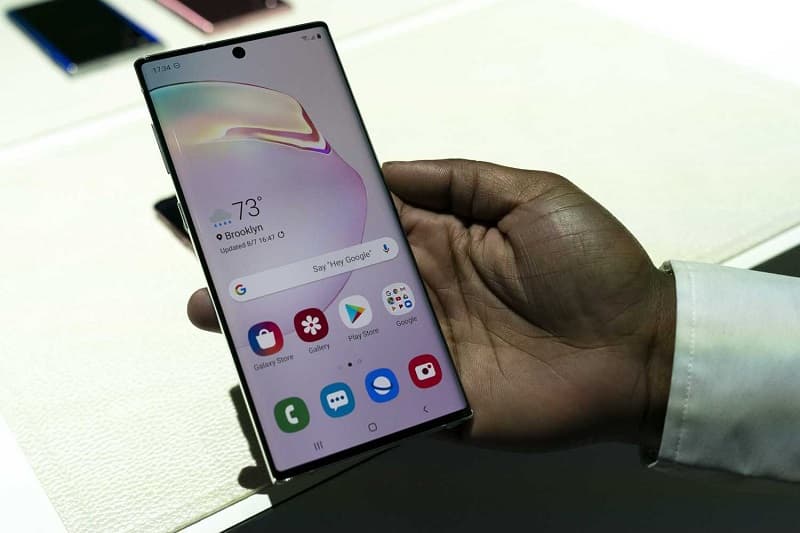 Galaxy Note 10 e 10 Plus recebem atualização de segurança de março Galaxy Note 10 tela ligada.