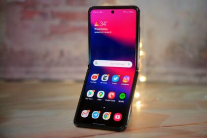Galaxy Z Flip aberto, parte frontal.