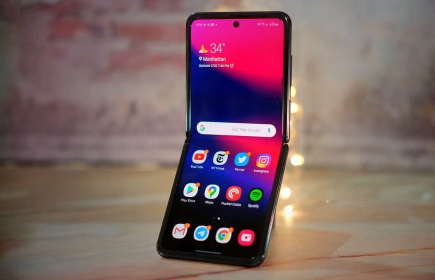 Galaxy Z Flip aberto, parte frontal.