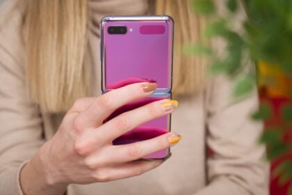 Galaxy Z Flip roxo traseira.
