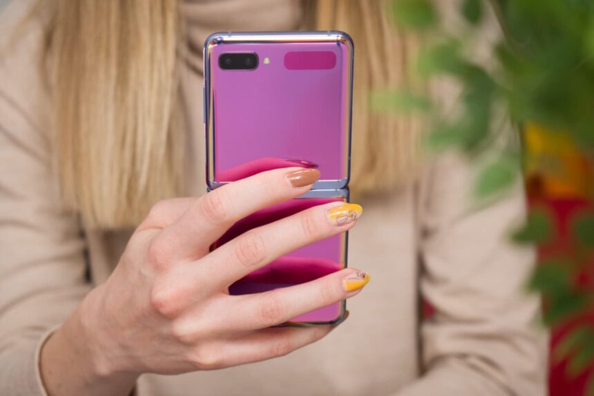 Galaxy Z Flip roxo traseira.