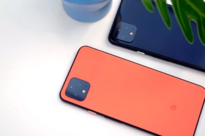 Google Pixel 4 laranja.