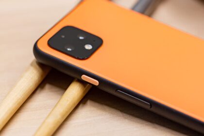 Traseira do Google Pixel 4 na cor Oh So Orange.