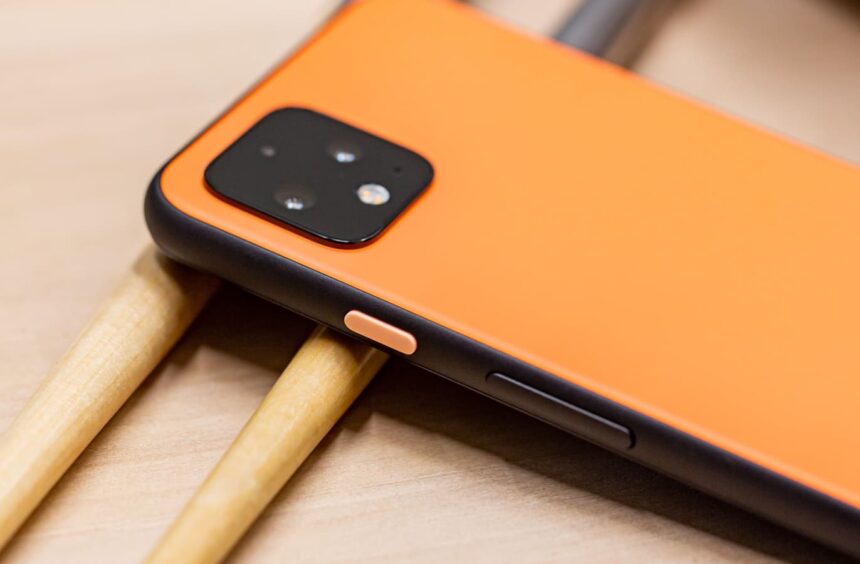 Traseira do Google Pixel 4 na cor Oh So Orange.