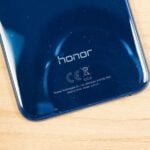 Logo da Honor em traseira de smartphone.