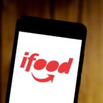 Logo do iFood em um smartphone.