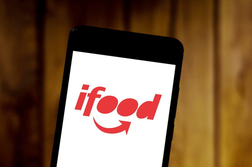 Logo do iFood em um smartphone.
