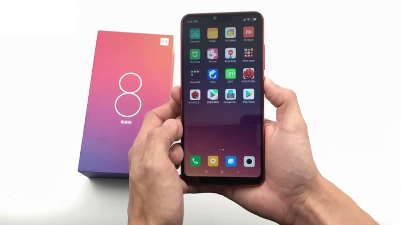 Xiaomi Mi 8 Lite é atualizado com MIUI 11 baseada no Android 10 Mi 8 Lite sendo segurado com a tela ligada.