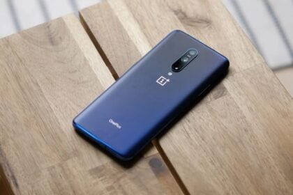 Smartphone OnePlus traseira.