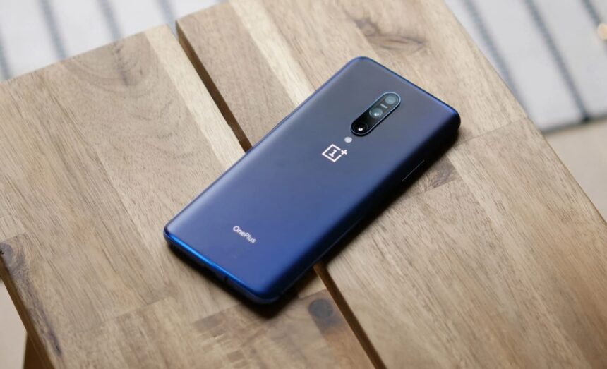 Smartphone OnePlus traseira.