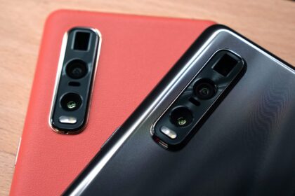 Oppo Find X2 Pro preto e laranja de couro vegan.
