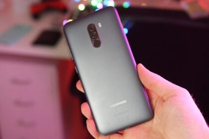 Pocophone F1 traseira.