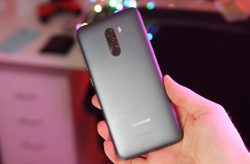 Pocophone F1 traseira.
