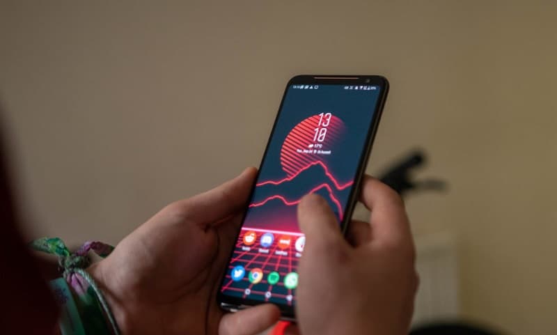 ASUS ROG Phone 2 tem código de kernel com Android 10 liberado ASUS ROG Phone 2 com a tela ligada.