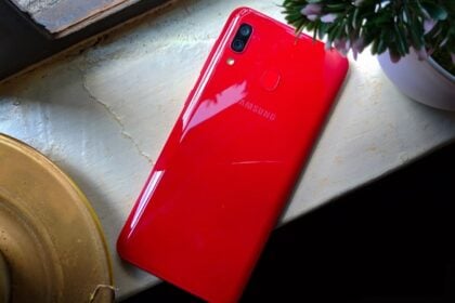 Samsung Galaxy A20 vermelho.