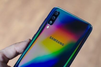 Galaxy A70 traseira furta-cor.
