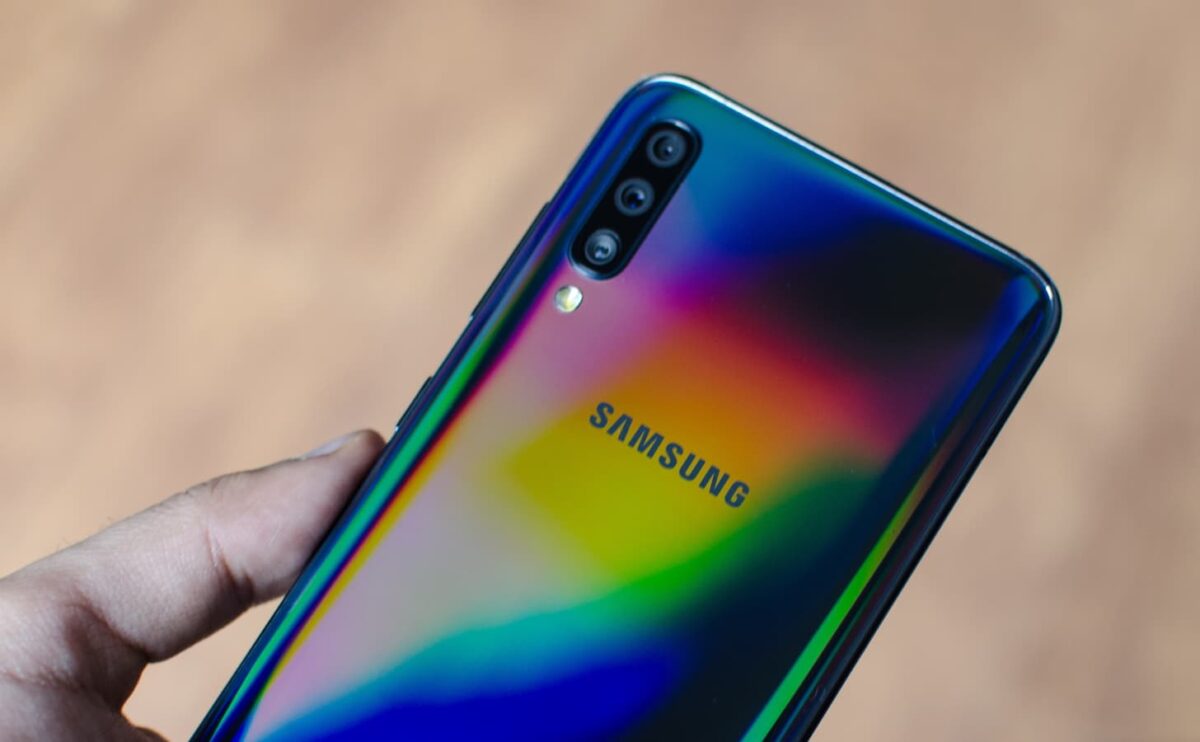Galaxy A70 traseira furta-cor.