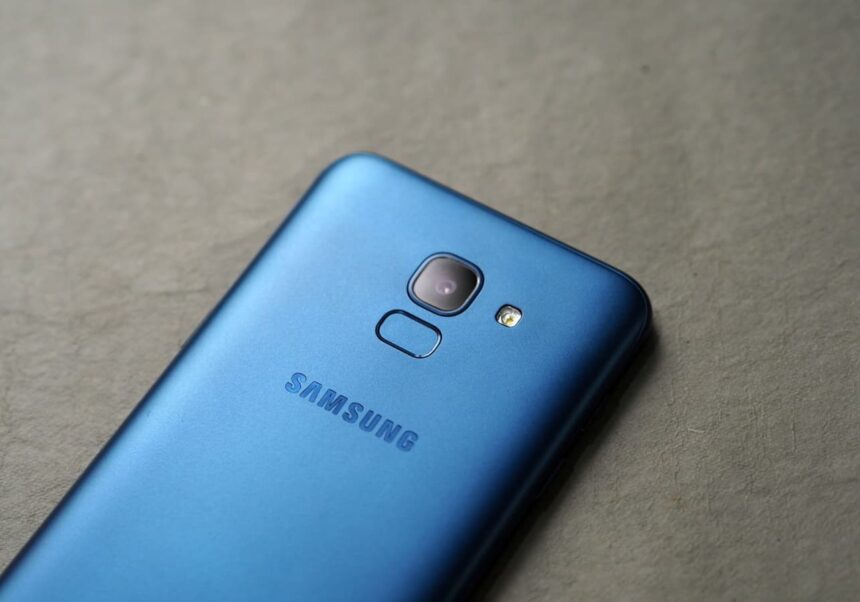 Galaxy J6 traseira.