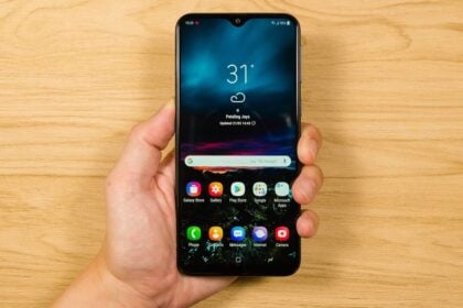 Samsung Galaxy M20 preto.