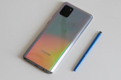Galaxy Note 10 Lite traseira e S Pen.