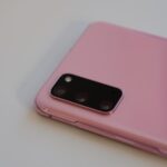Traseira do Galaxy S20 rosa.