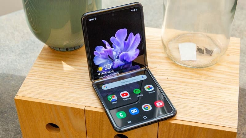 Galaxy Z Flip recebe atualização de segurança de março de 2020 Galaxy Z Flip aberto.