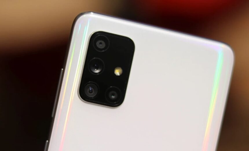 Samsung Galaxy A71 parte traseira.