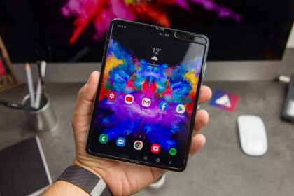 galaxy fold aberto visual