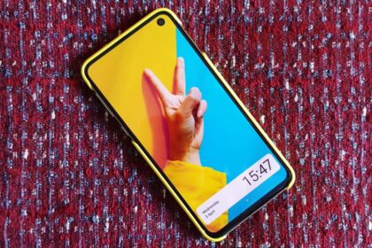 Galaxy S10e parte frontal.