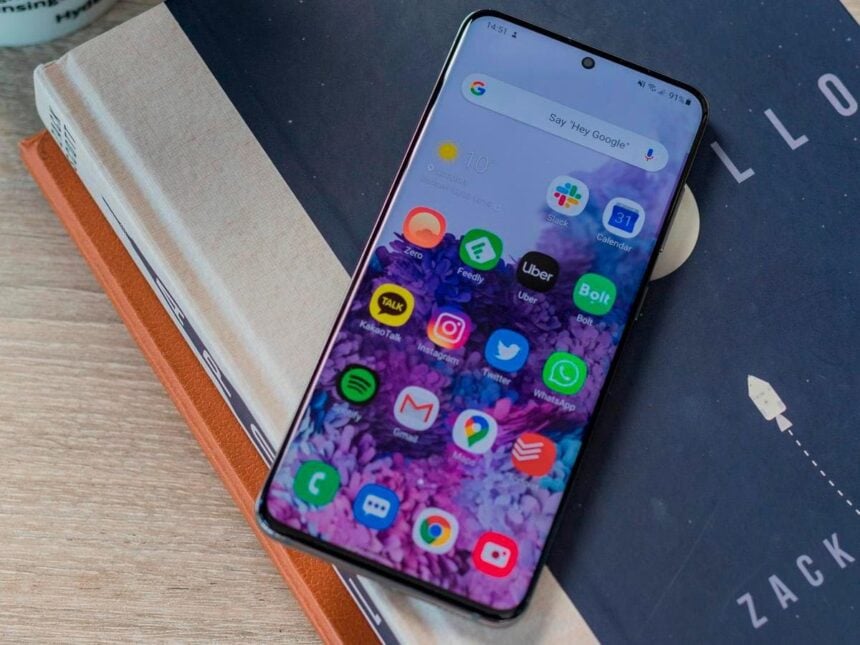 Galaxy S20 tela ligada.