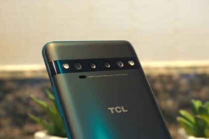 Traseira do TCL 10 5G.