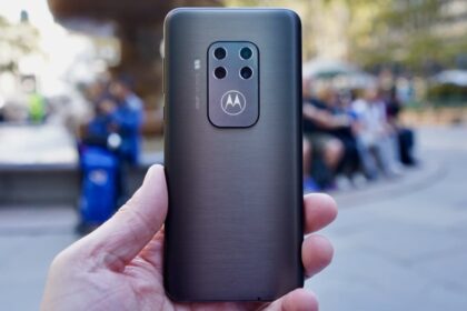 Motorola One Zoom traseira.