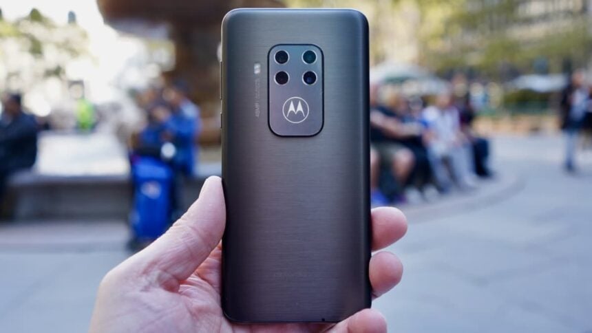 Motorola One Zoom traseira.