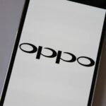 Logo da Oppo na tela de smartphone.