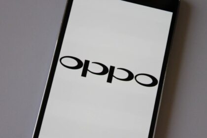 Logo da Oppo na tela de smartphone.