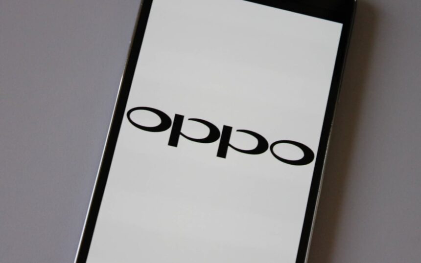 Logo da Oppo na tela de smartphone.