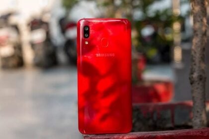 Samsung Galaxy A20 vermelho.