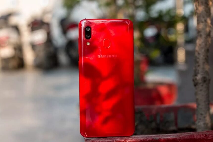 Samsung Galaxy A20 vermelho.