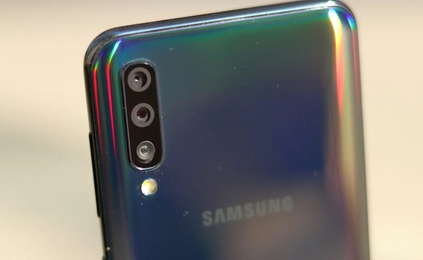 Galaxy A30s câmeras traseiras.