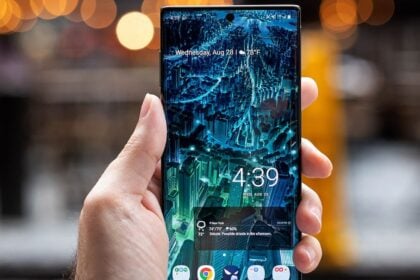 Galaxy Note 10 tela ligada.