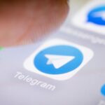 Ícone do Telegram em um smartphone.