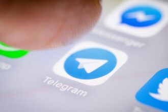 Ícone do Telegram em um smartphone.