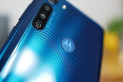 Traseira do Moto G8 Power.