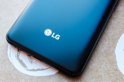 Traseira smartphone LG.