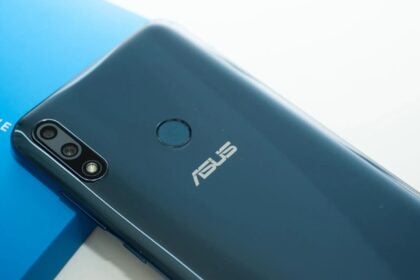 Traseira do Asus Zenfone Max Pro M2 azul.