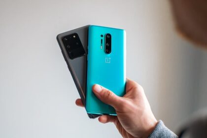 Galaxy S20 Ultra cinza e OnePlus 8 Pro azul.