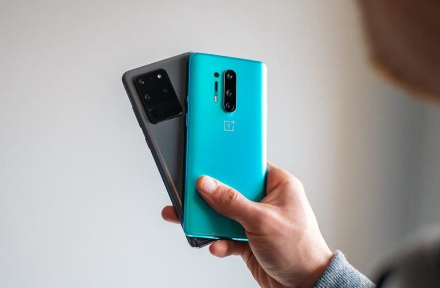 Galaxy S20 Ultra cinza e OnePlus 8 Pro azul.