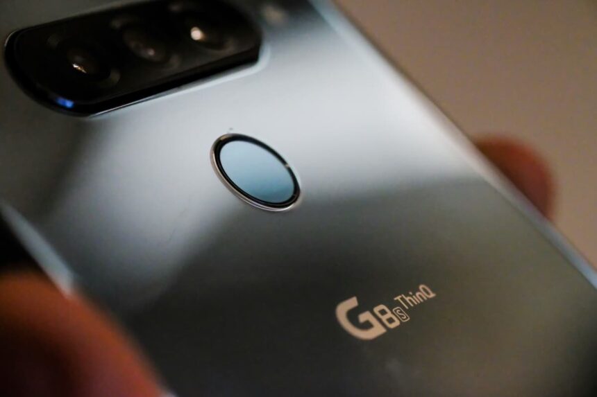 LG G8s ThinQ parte traseira.