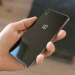 Parte traseira smartphone OnePlus.